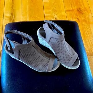 comfy sketchers wedge. never worn , tan, suede